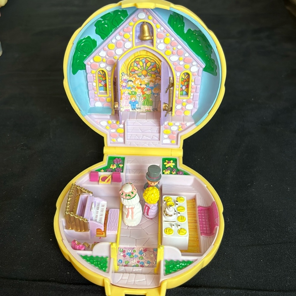 Vintage 1989 Polly Pocket BRIDESMAID POLLY in Yellow Clamshell Case